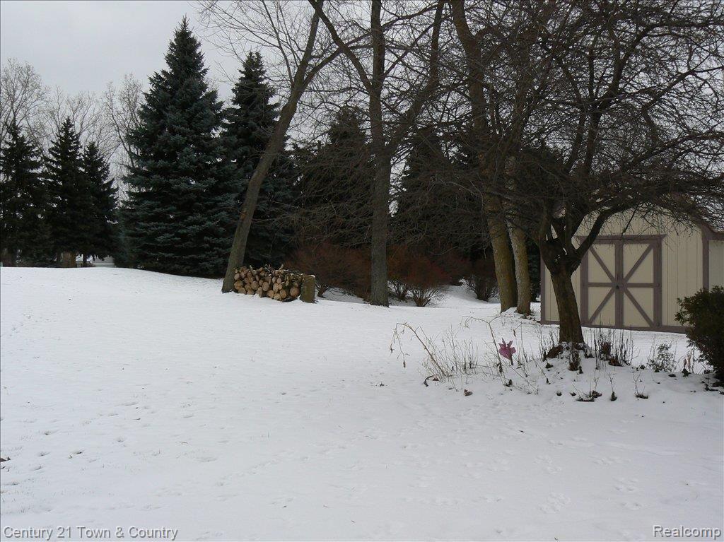 2380 Lassiter Drive Rochester, MI 48309 - Photo 22 of 25 Plenty of land to do what you wa
