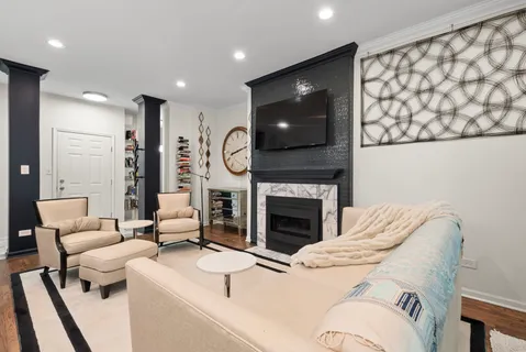 $325,000 | 10317 South Longwood Drive, Unit L2, Chicago, IL 60643