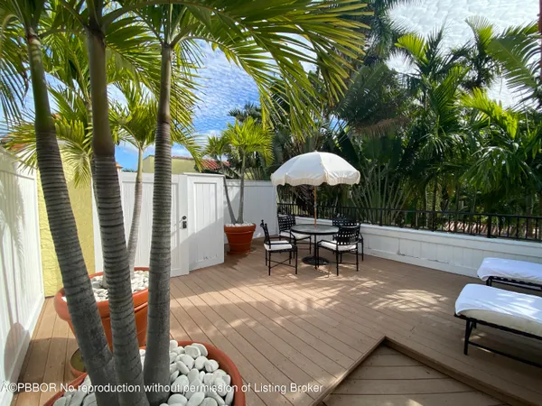 a view of a backyard with sitting area and furniture