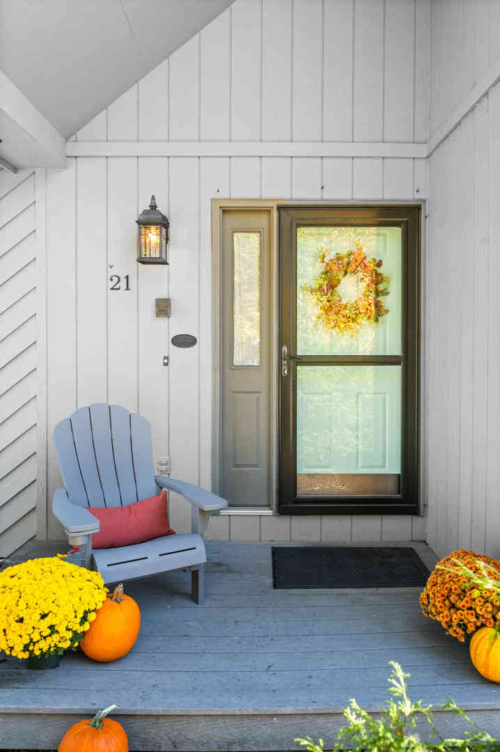 21 Pendleton Way Bloomington, IL 61704 - Photo 4 of 55 a bathroom with a sink and a mirror