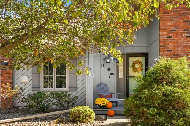 $435,000 | 21 Pendleton Way, Bloomington, IL 61704