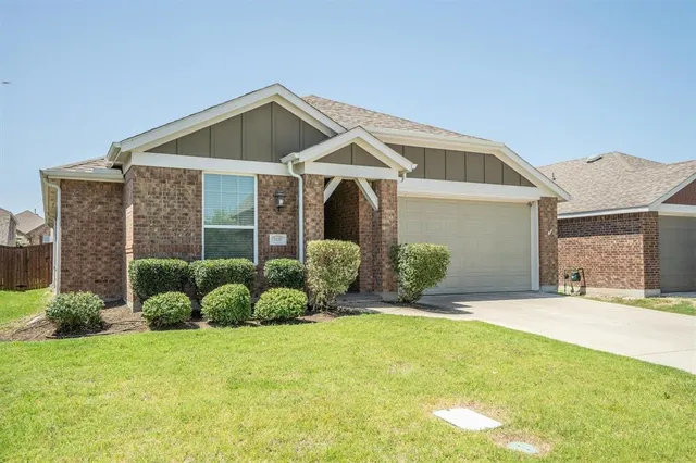$325,000 | 1620 Meadow Trail Lane, Aubrey, TX 76227