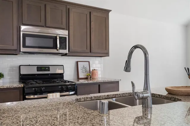 $325,000 | 1620 Meadow Trail Lane, Aubrey, TX 76227