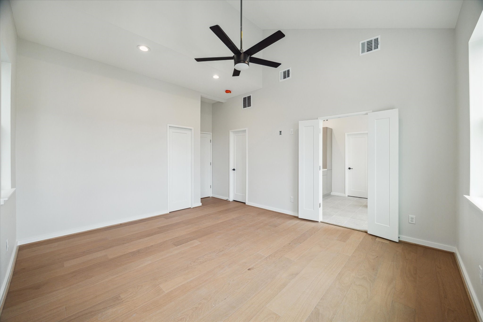 3902 Zina Way Houston, TX 77018 - Photo 29 of 48 an empty room with closet and ceiling fan