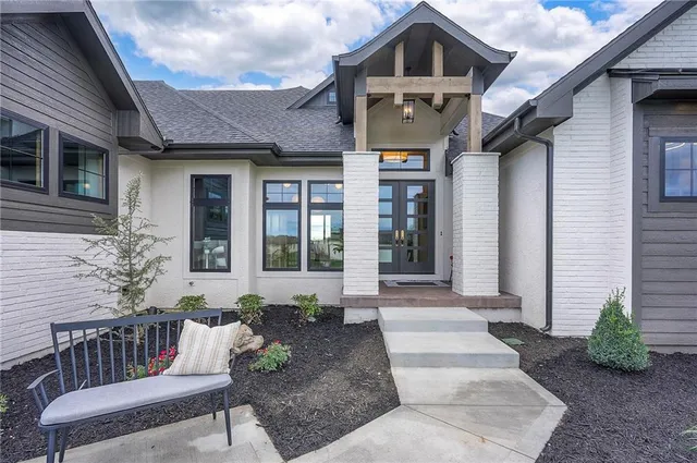 $1,150,000 | 561 South Shore Drive, Lake Winnebago, MO 64034