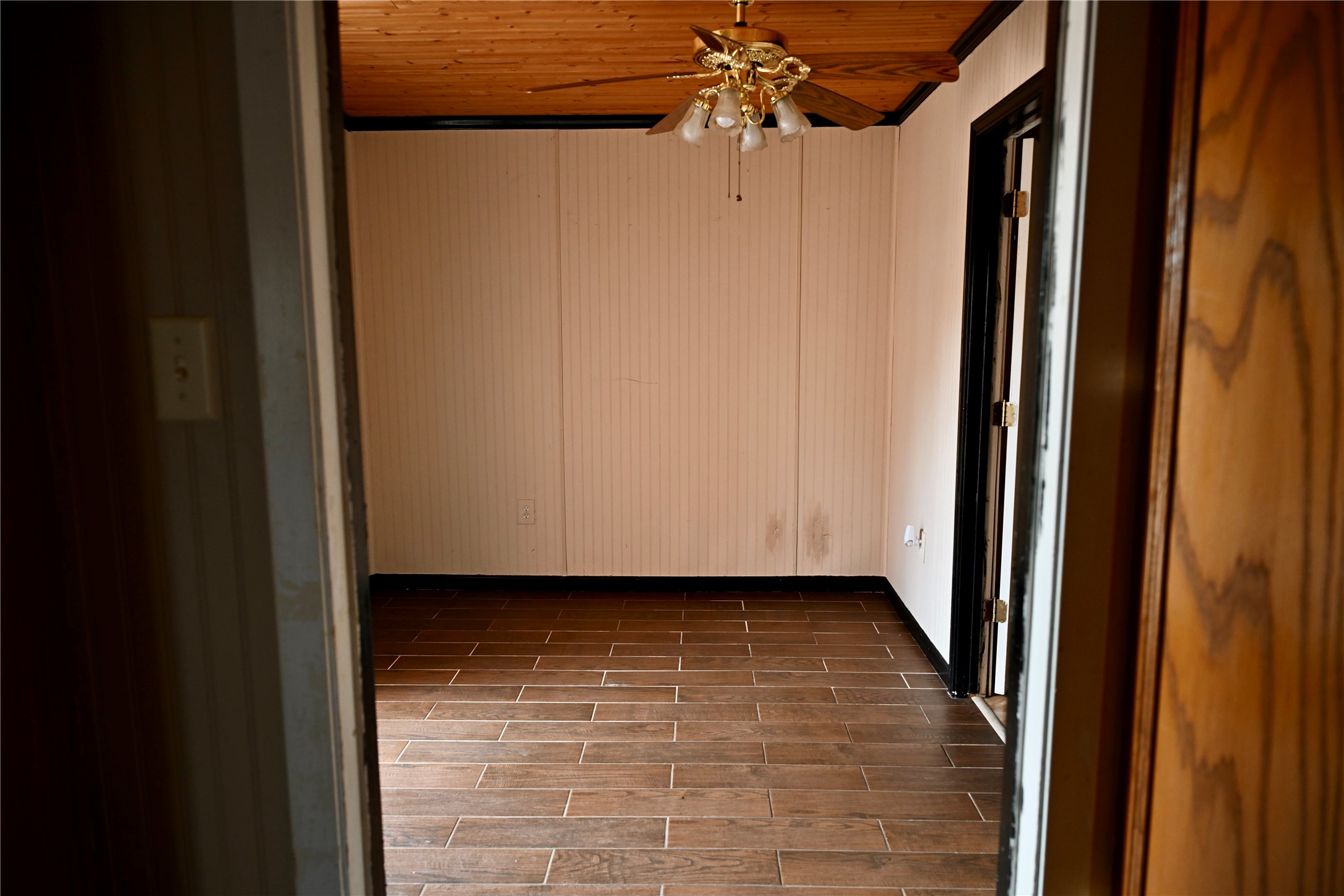 252 Bastrop Street Angleton, TX 77515 - Photo 19 of 28 a view of a storage & utility room