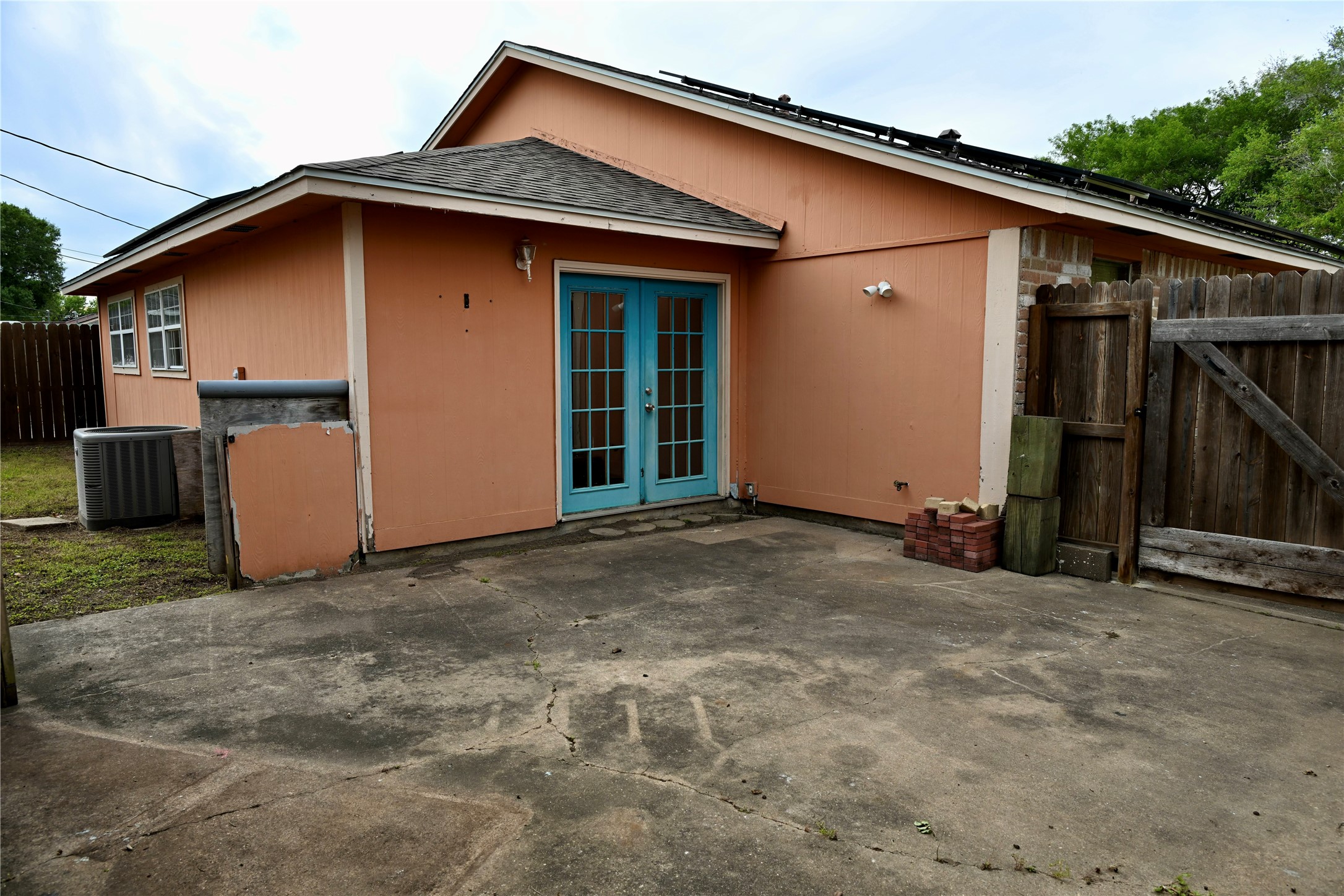 252 Bastrop Street Angleton, TX 77515 - Photo 5 of 28 a backyard of a house