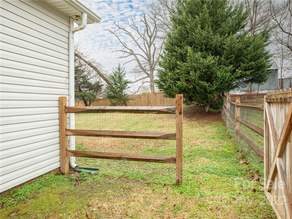 5725 Coopers Ridge Lane Charlotte, NC 28269 - Photo 36 of 39 a view of a backyard