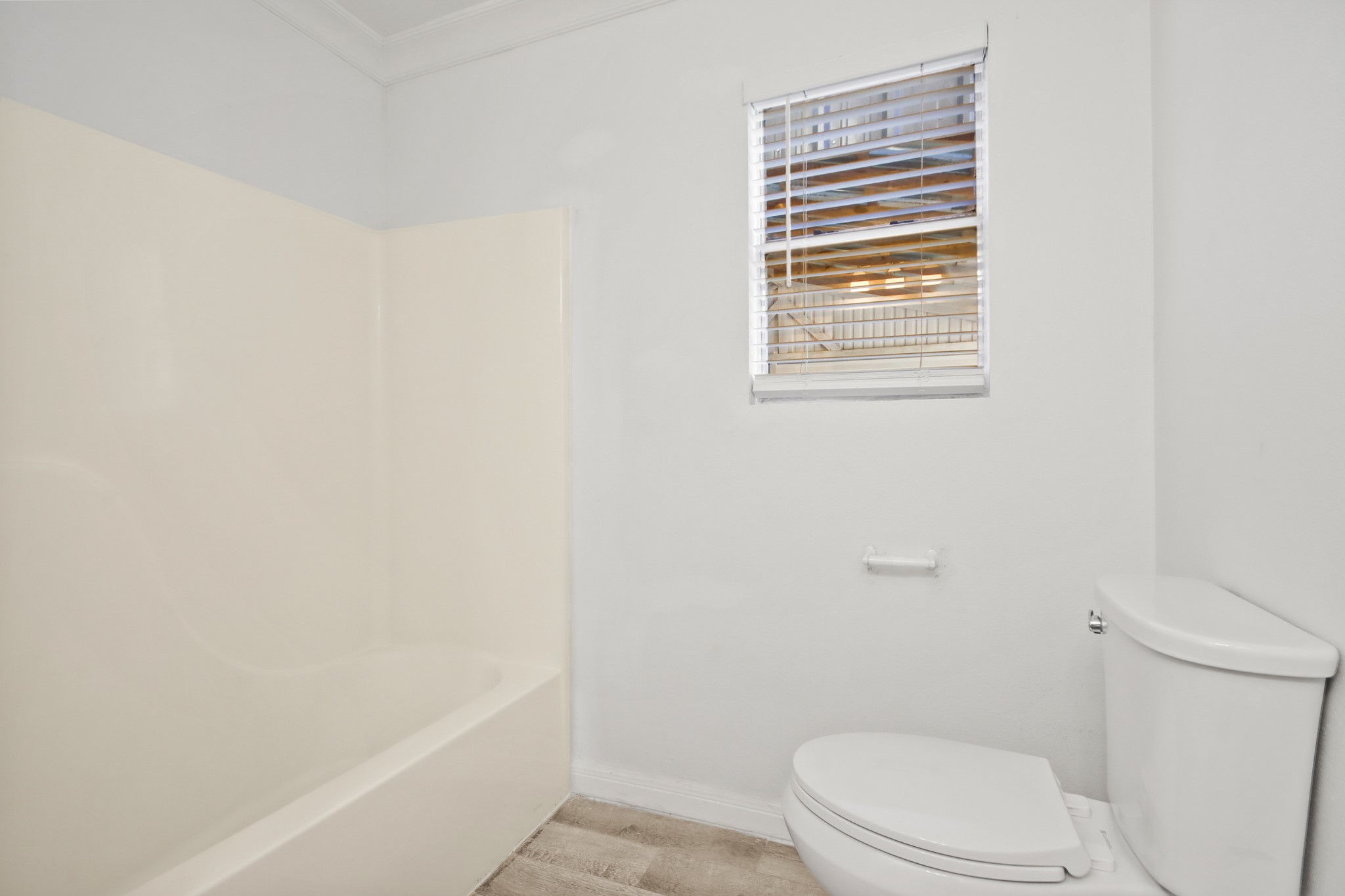 180 Butler Drive Cleveland, TX 77328 - Photo 14 of 23 Primary bath with shower/tub combo.