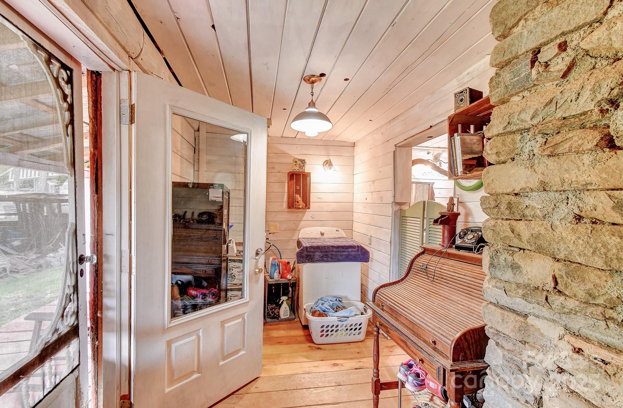 105 Home Place Road Maggie Valley, NC 28751 - Photo 22 of 24 a very nice looking room with a couch