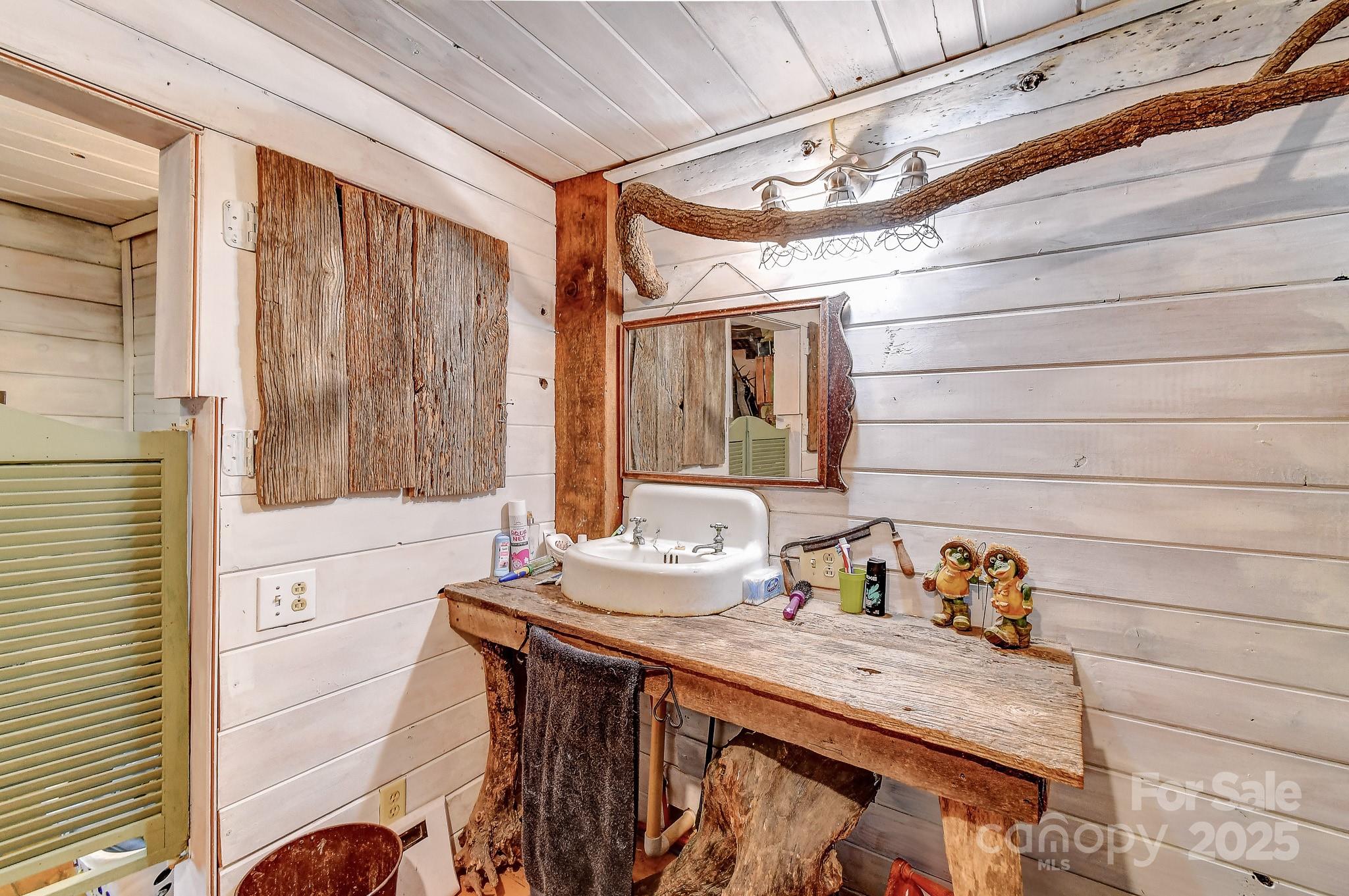 105 Home Place Road Maggie Valley, NC 28751 - Photo 23 of 24 a bath room with a table