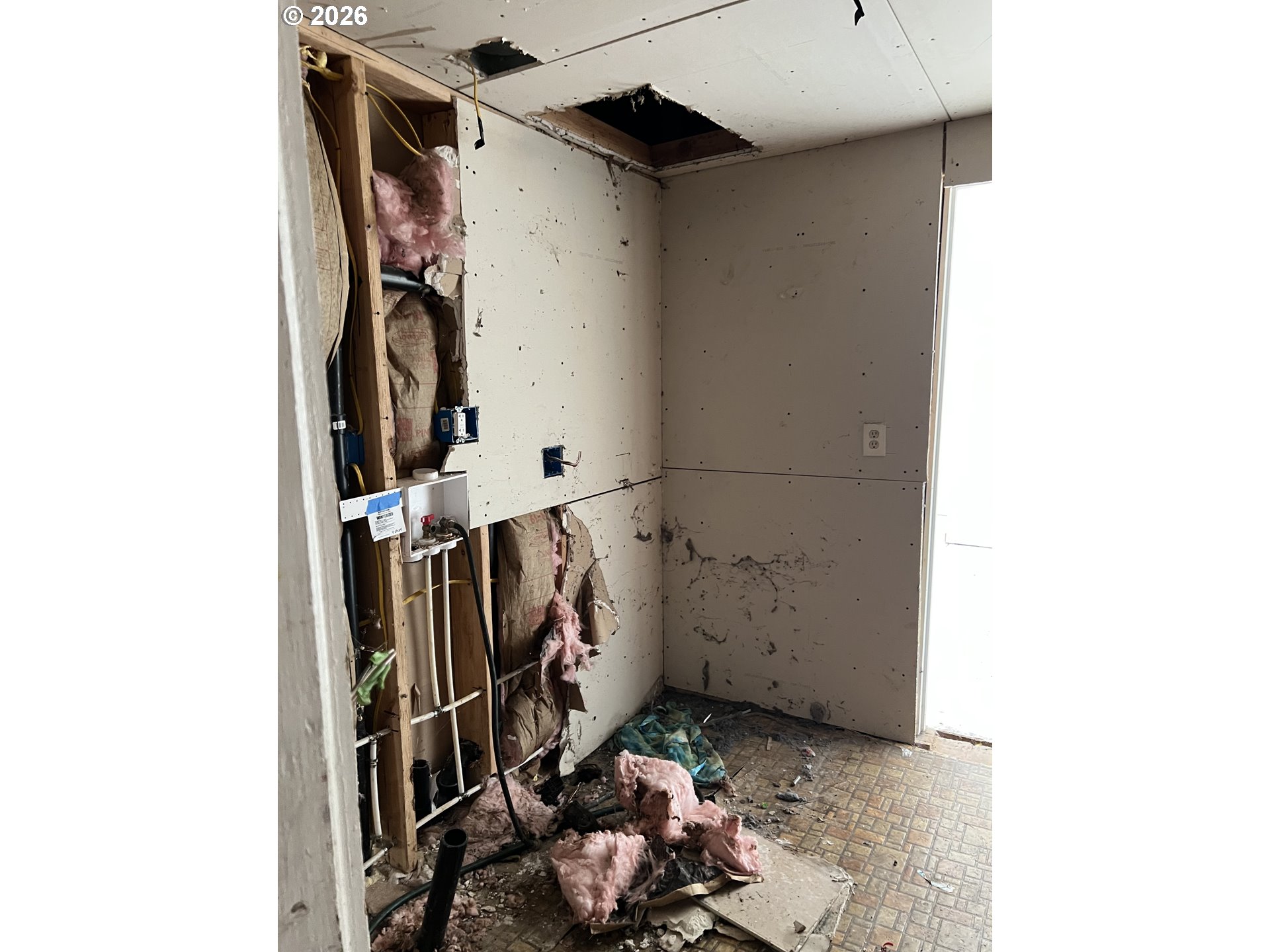 1161 Curtin Road Cottage Grove, OR 97424 - Photo 22 of 34 a view of storage and utility room