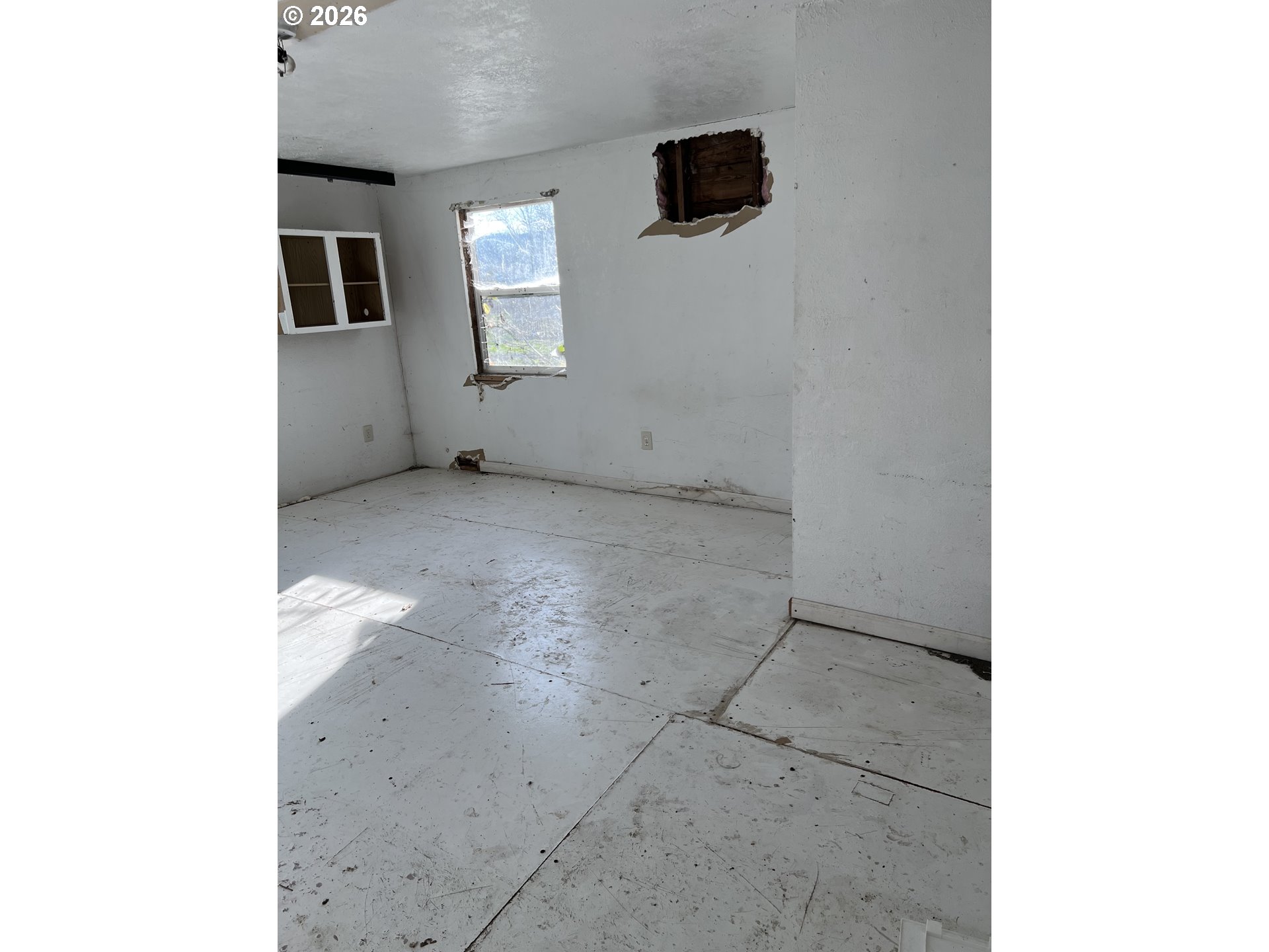 1161 Curtin Road Cottage Grove, OR 97424 - Photo 26 of 34 a view of a livingroom with an empty space