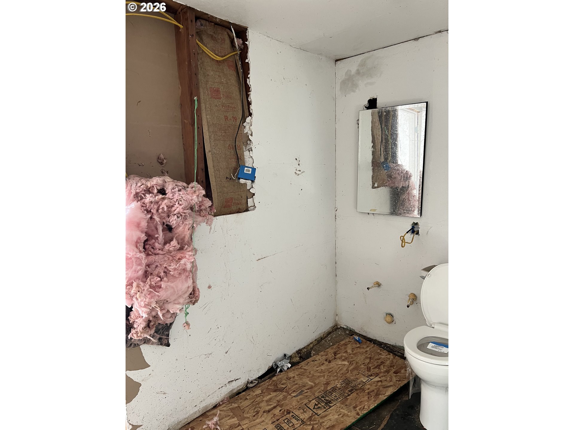 1161 Curtin Road Cottage Grove, OR 97424 - Photo 30 of 34 a bathroom with a sink and a mirror