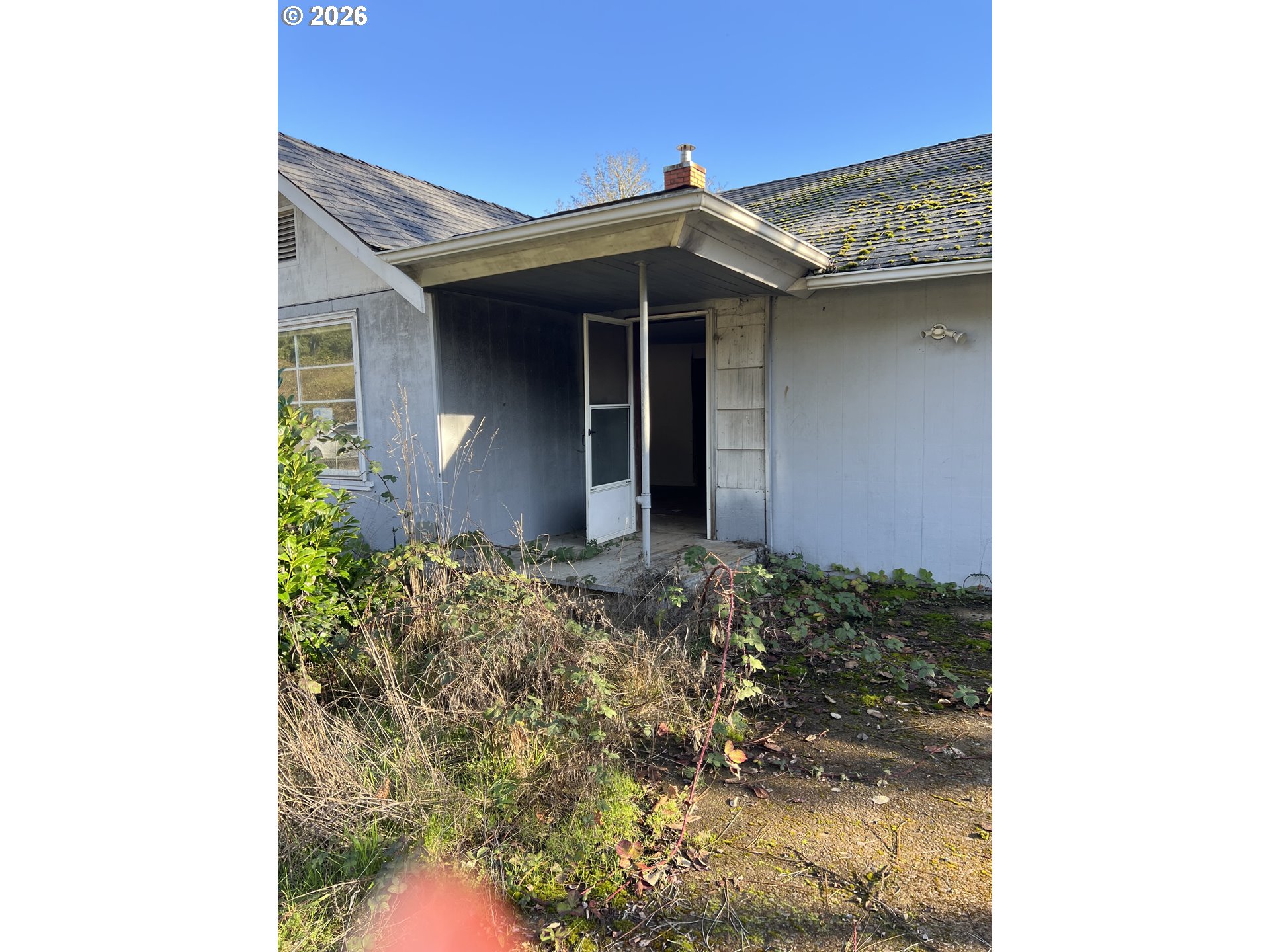 1161 Curtin Road Cottage Grove, OR 97424 - Photo 8 of 34 a front view of a house with garden