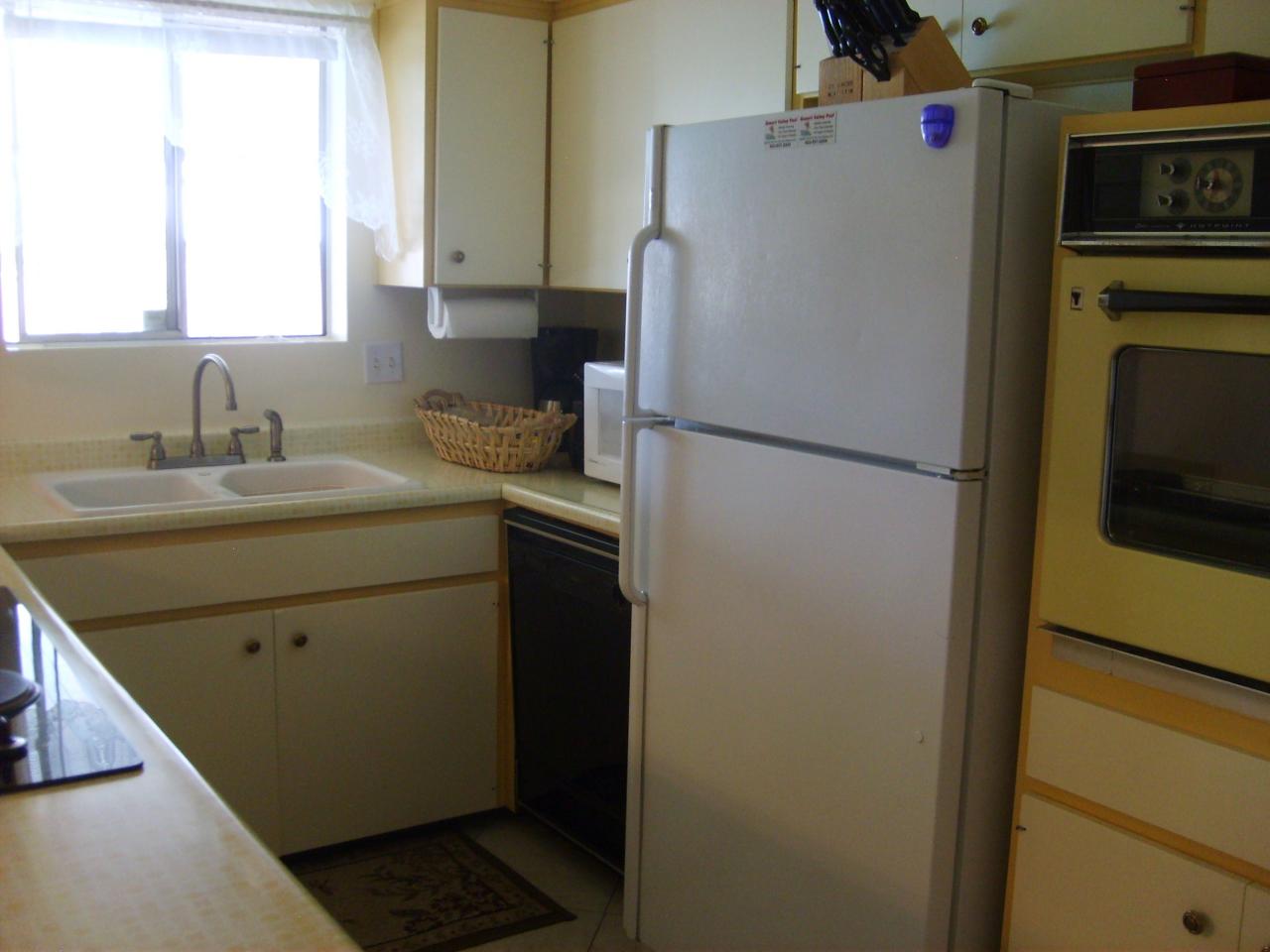 3140 West Redfield Road Phoenix, AZ 85053 - Photo 9 of 20 KITCHEN