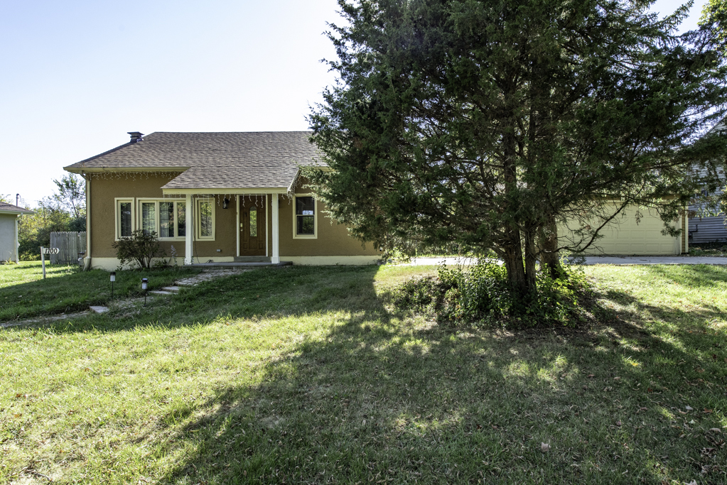 1700 Gideon Avenue Zion, IL 60099 - Photo 1 of 33 a front view of house with yard and green space