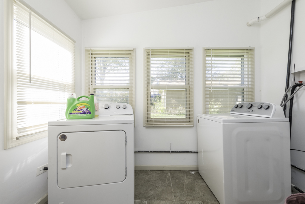 1700 Gideon Avenue Zion, IL 60099 - Photo 25 of 33 a utility room with closet dryer and washer