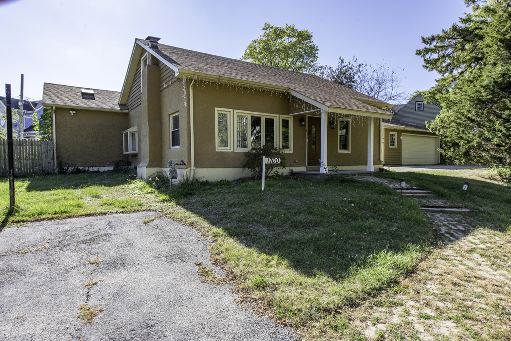 1700 Gideon Avenue Zion, IL 60099 - Photo 3 of 33 a view of a house with a yard
