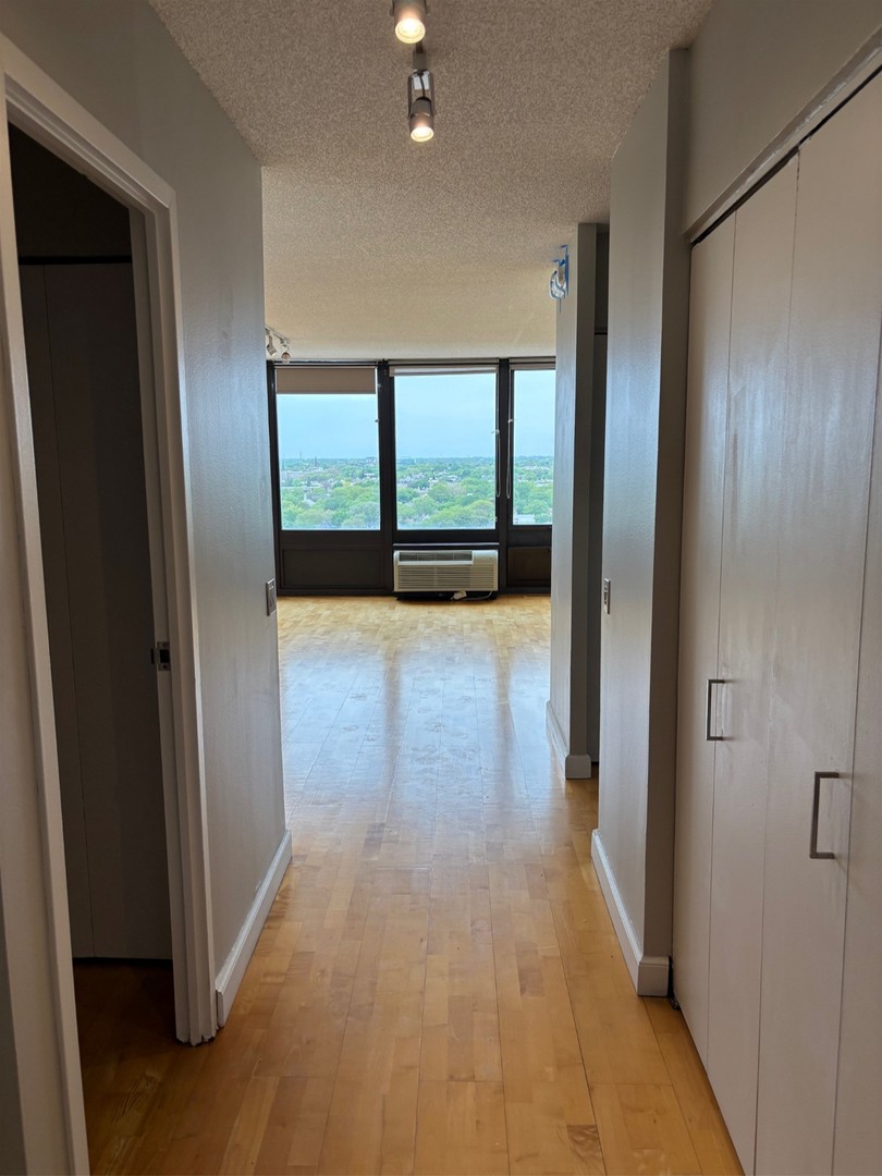 5320 North Sheridan Road, Unit 1610 Chicago, IL 60640 - Photo 2 of 18