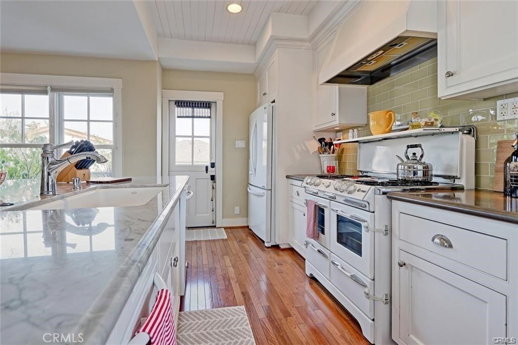 955 8th Place Hermosa Beach, CA 90254 - Photo 4 of 35