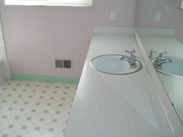 160 Brewster Road Rochester, MI 48309 - Photo 15 of 24 31098180-14.JPG