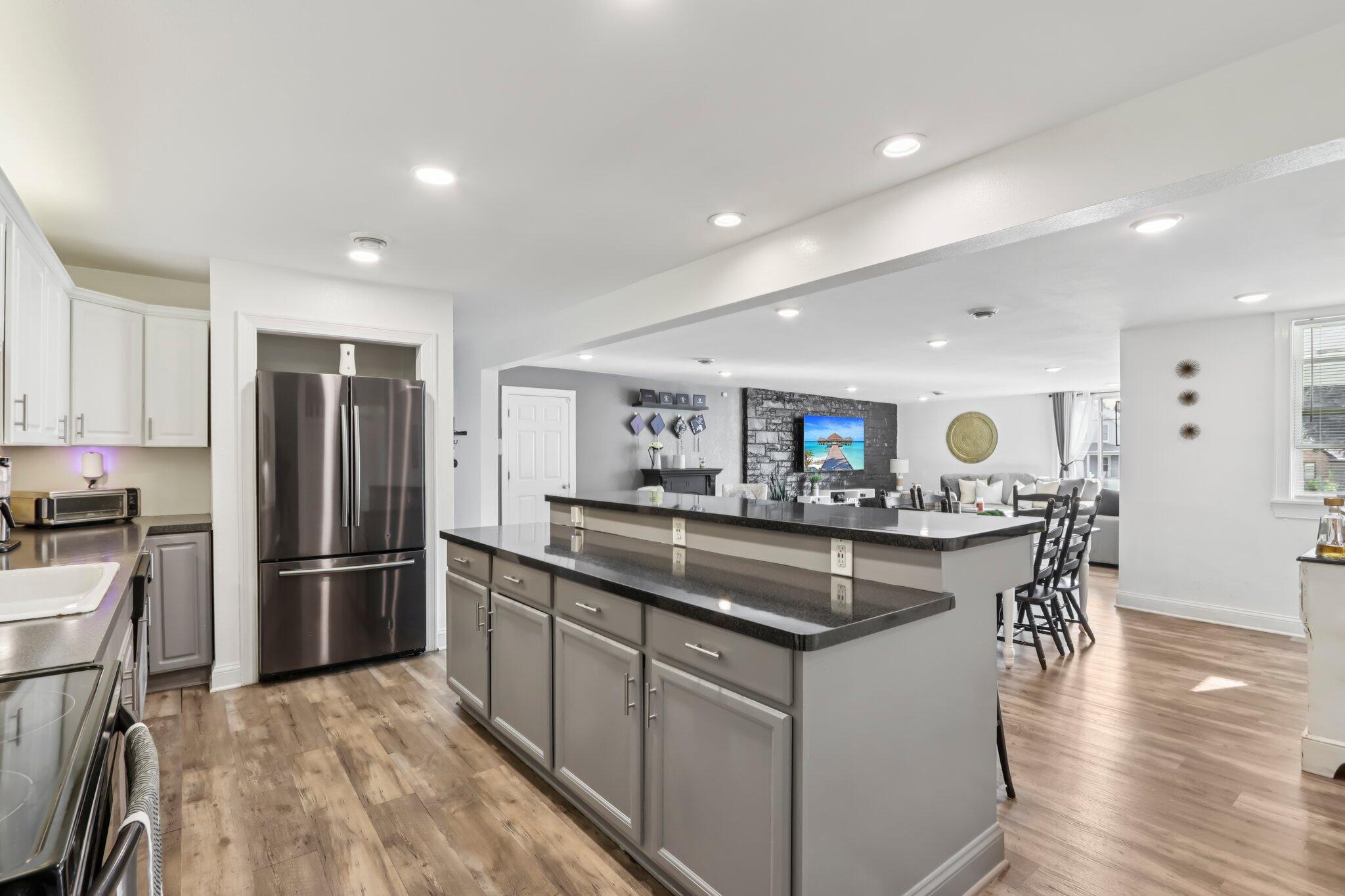 9205 South Chicago Road Oak Creek, WI 53154 - Photo 11 of 48 Kitchen/Living room