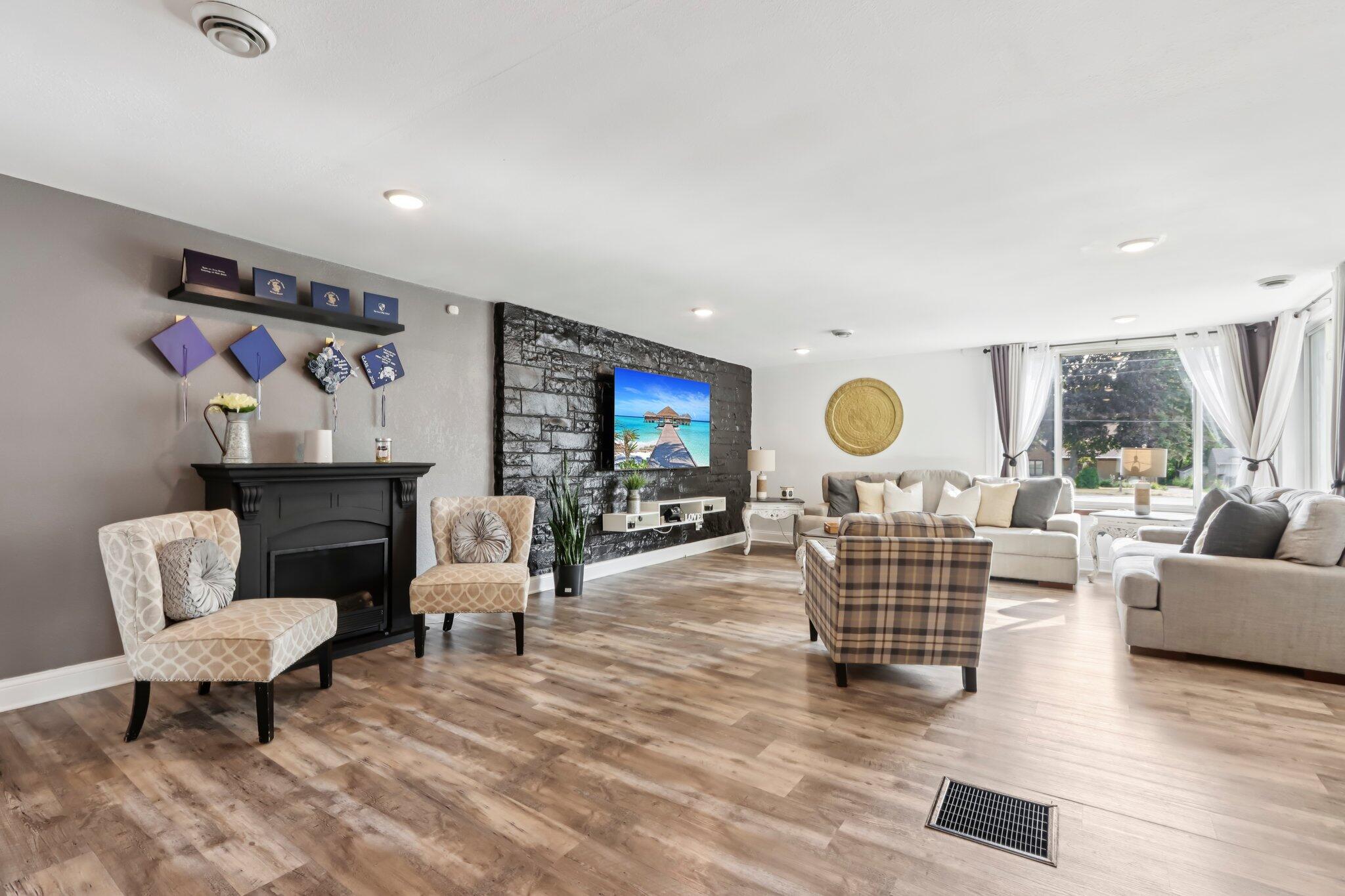 9205 South Chicago Road Oak Creek, WI 53154 - Photo 2 of 48 Living room
