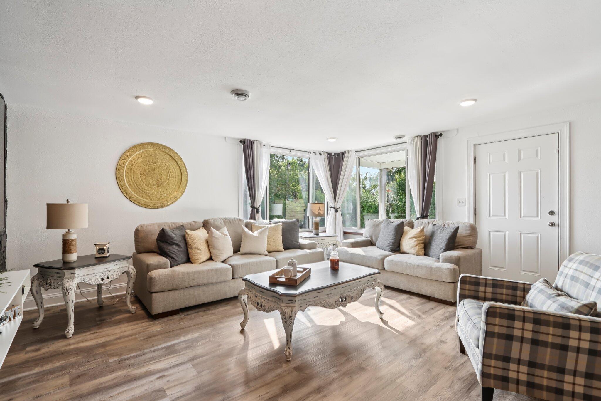 9205 South Chicago Road Oak Creek, WI 53154 - Photo 7 of 48 Living room