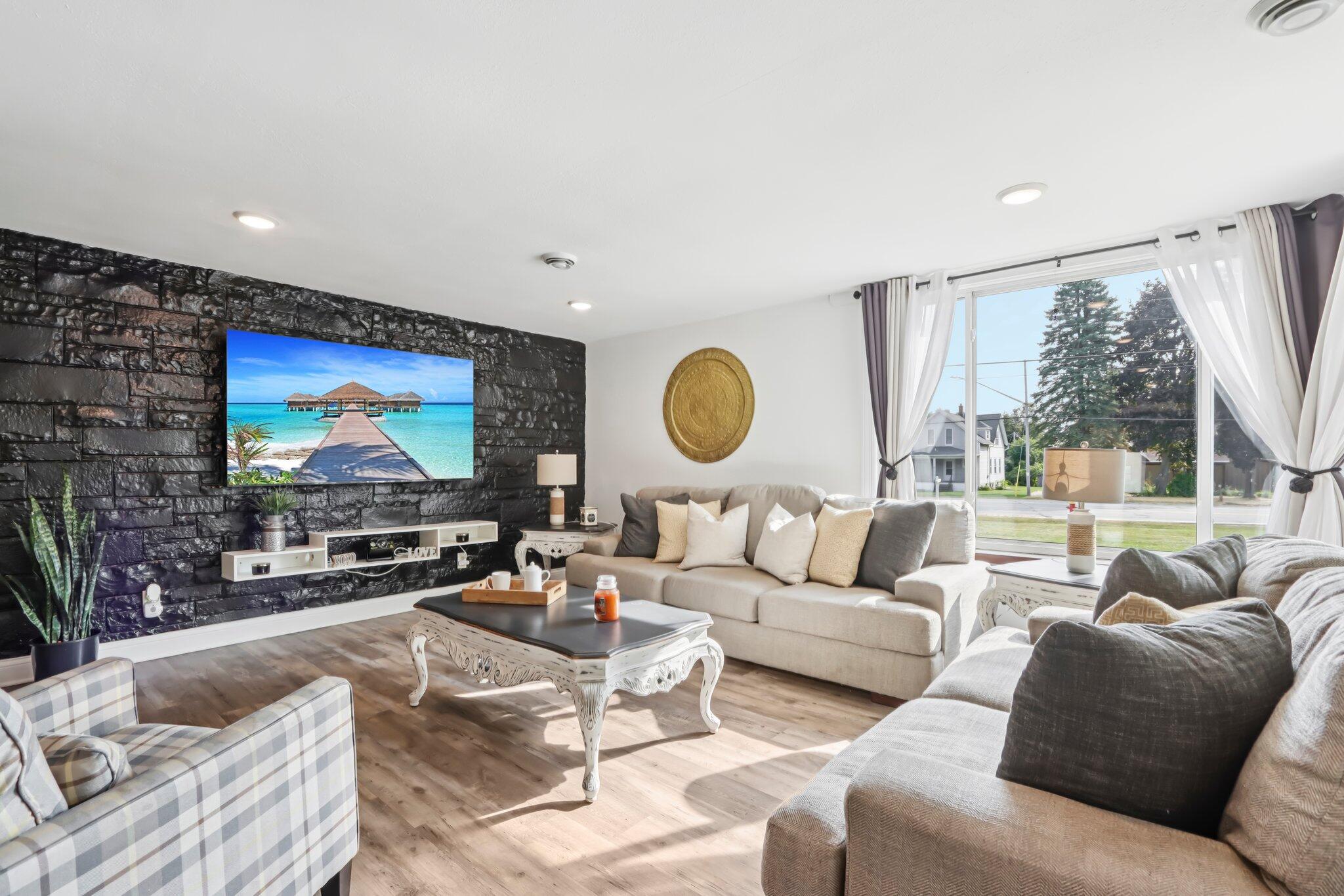 9205 South Chicago Road Oak Creek, WI 53154 - Photo 8 of 48 Living room