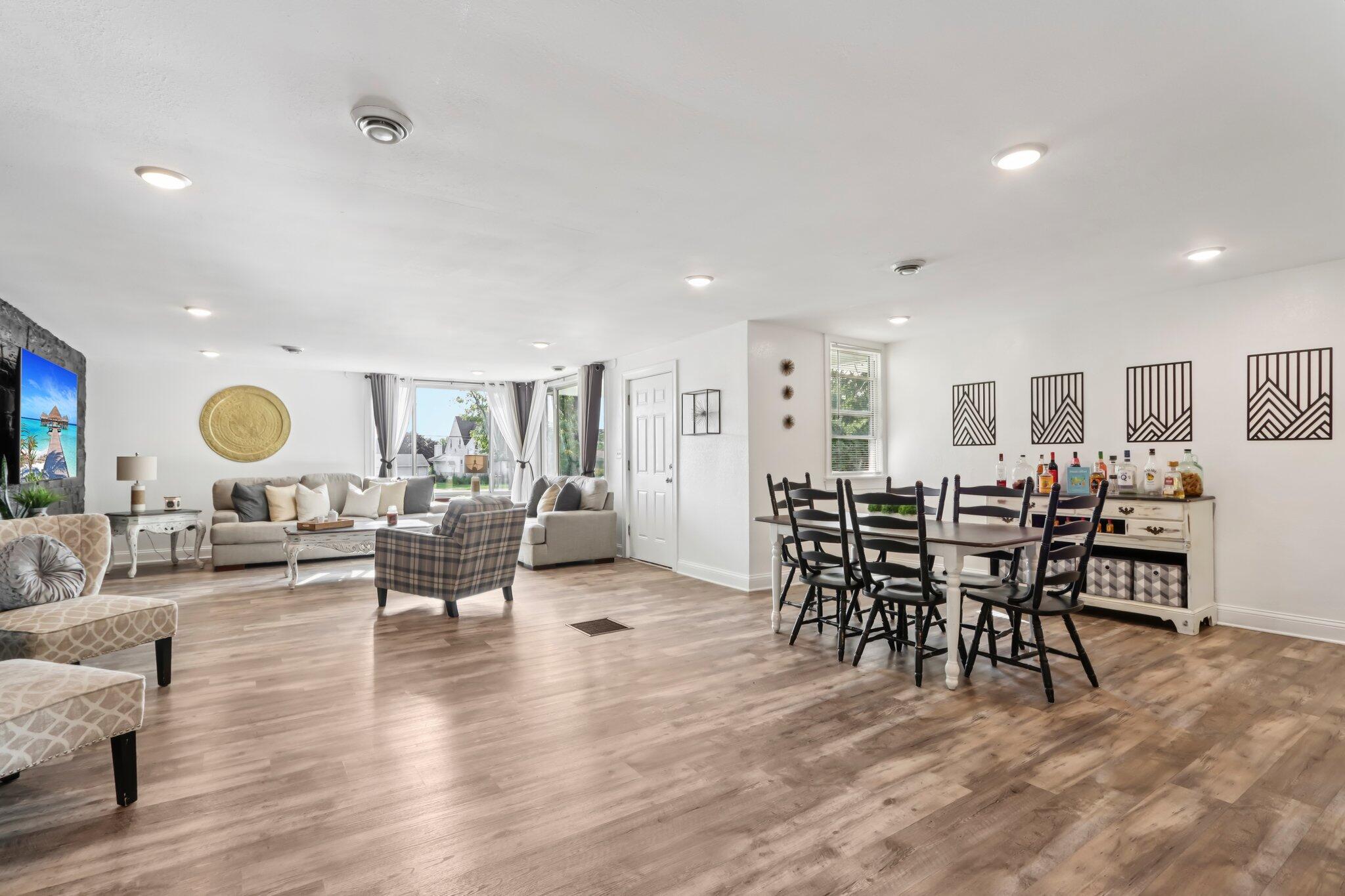 9205 South Chicago Road Oak Creek, WI 53154 - Photo 9 of 48 Living room