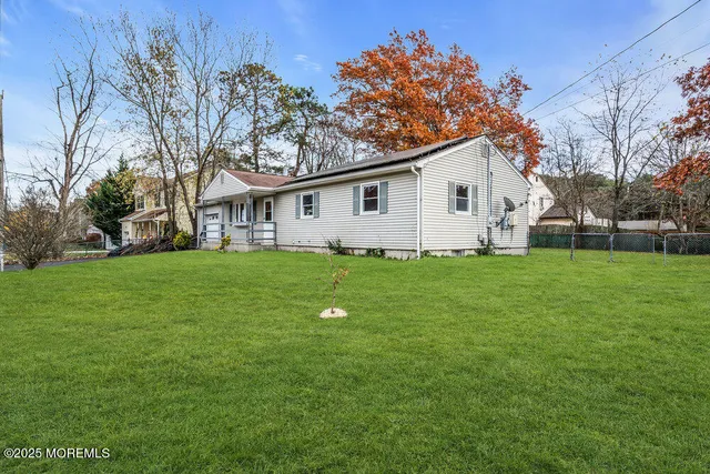 a house that is sitting in the grass