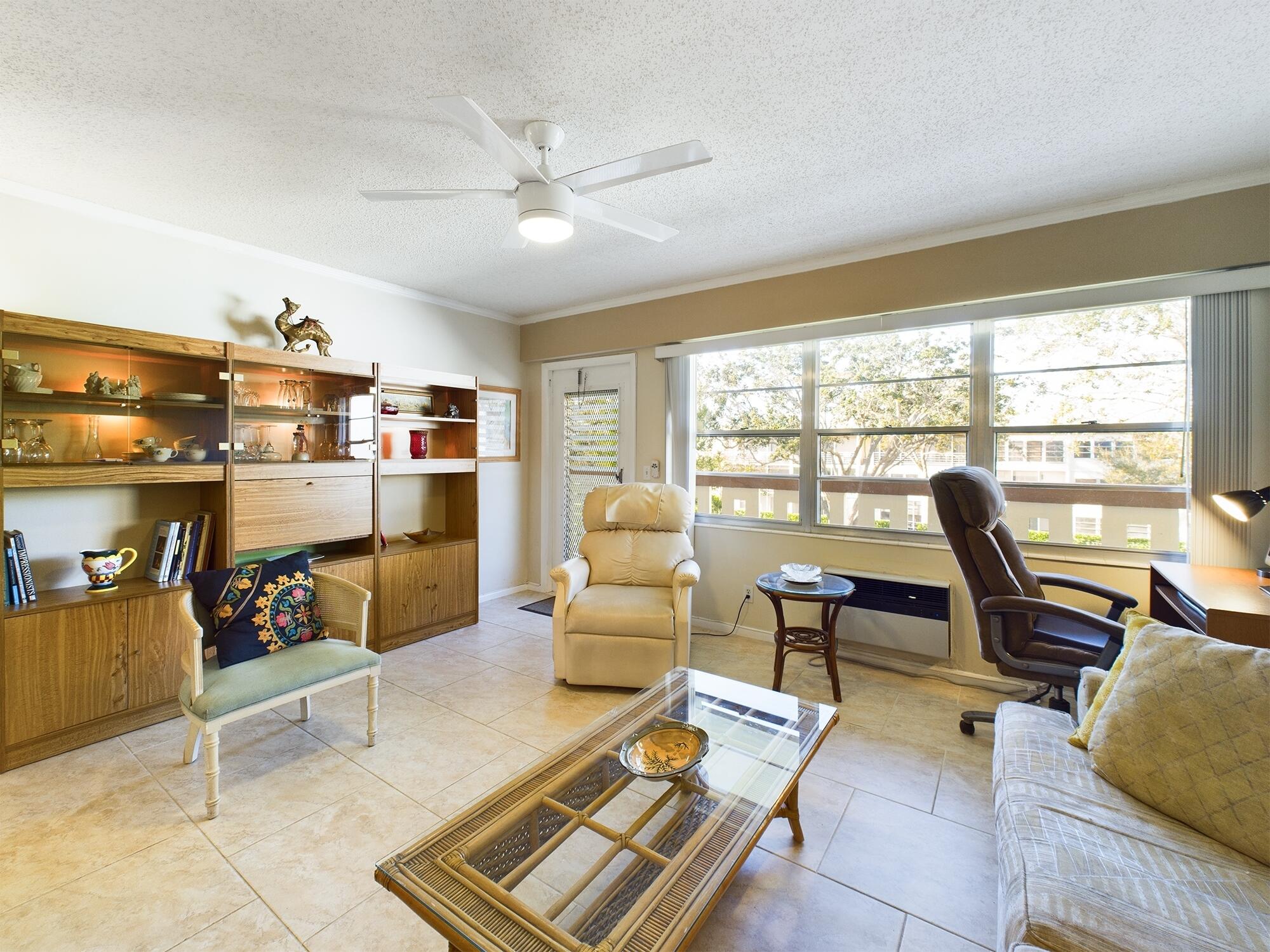 414 Mansfield I Boca Raton, FL 33434 - Photo 5 of 20 Bright and Spacious Living Area