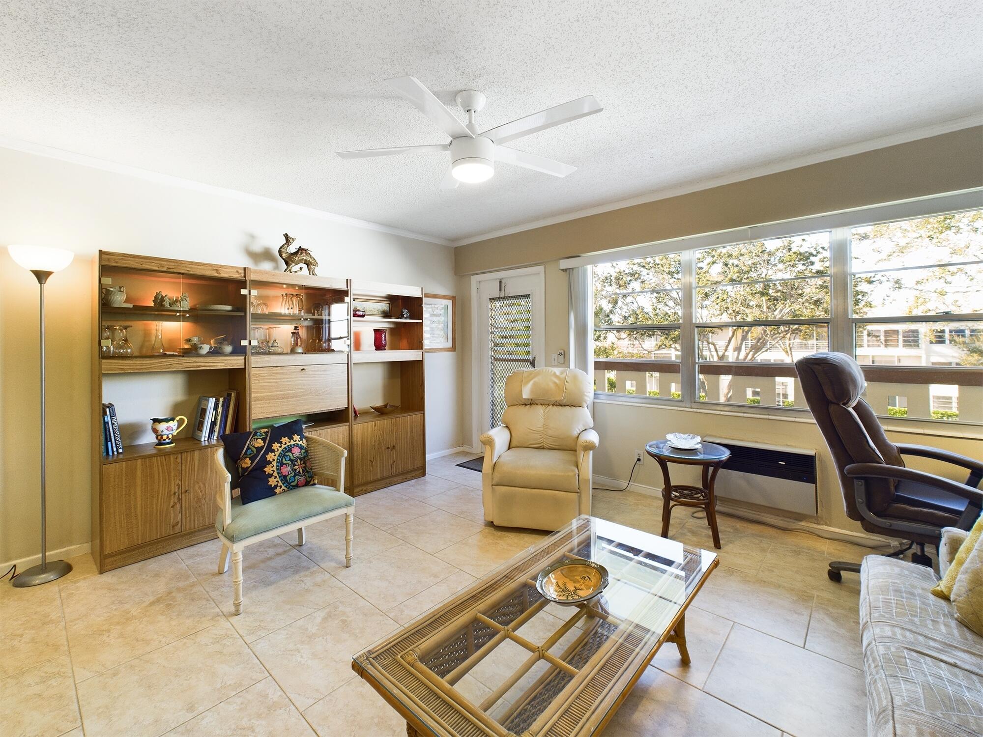 414 Mansfield I Boca Raton, FL 33434 - Photo 6 of 20 Living Area