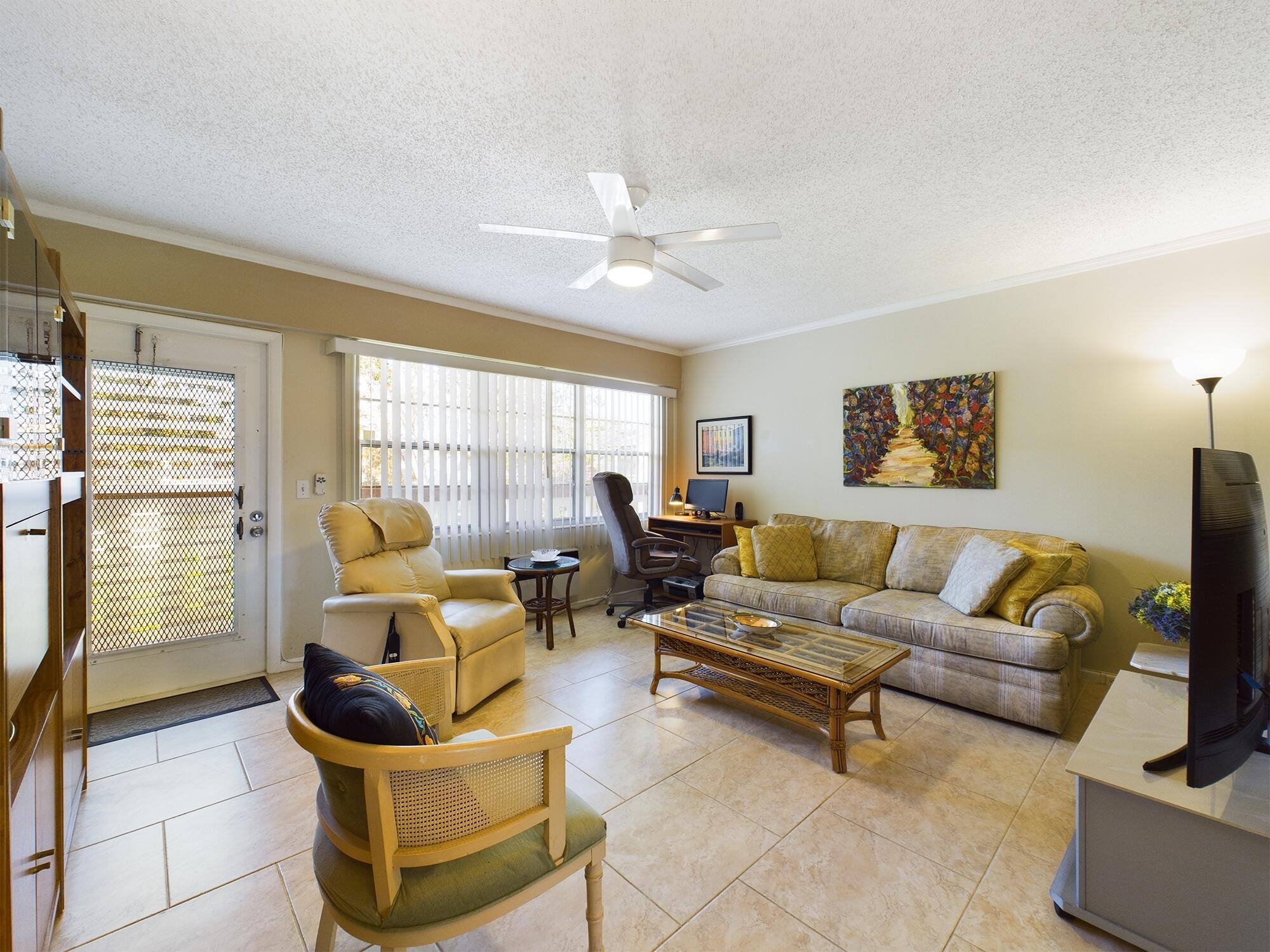 414 Mansfield I Boca Raton, FL 33434 - Photo 8 of 20 Living Room