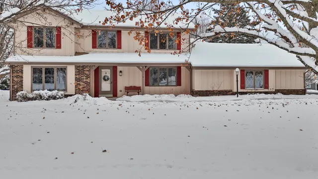 $549,900 | S14-w31855 High Meadow Lane, Delafield, WI 53018