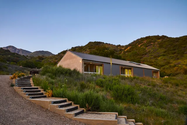 a view of a back yard