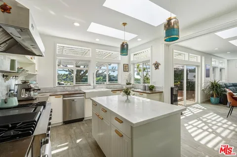 $2,449,000 | 29500 Heathercliff Road, Unit 105, Malibu, CA 90265