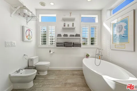 $2,449,000 | 29500 Heathercliff Road, Unit 105, Malibu, CA 90265