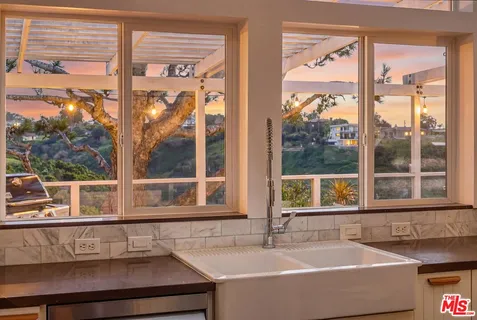 $2,449,000 | 29500 Heathercliff Road, Unit 105, Malibu, CA 90265