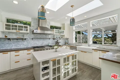 $2,449,000 | 29500 Heathercliff Road, Unit 105, Malibu, CA 90265