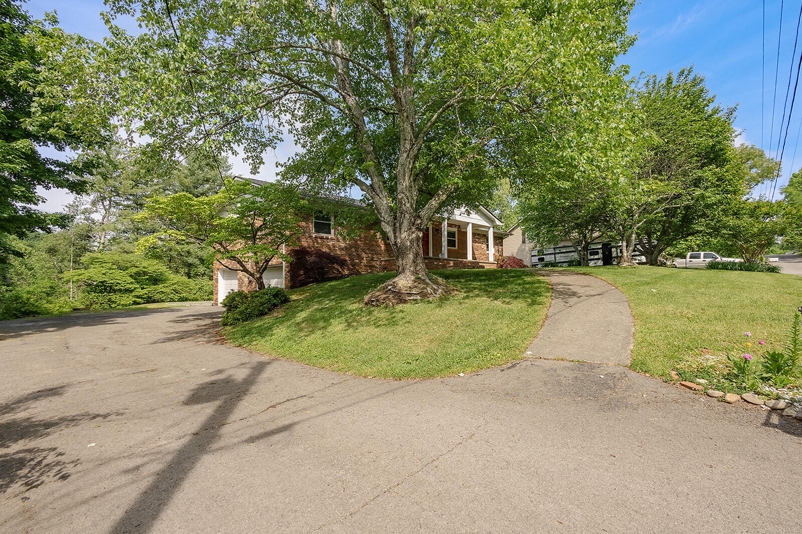 8205 Cricket Road Powell, TN 37849 - Photo 4 of 38 Gallery Image 4