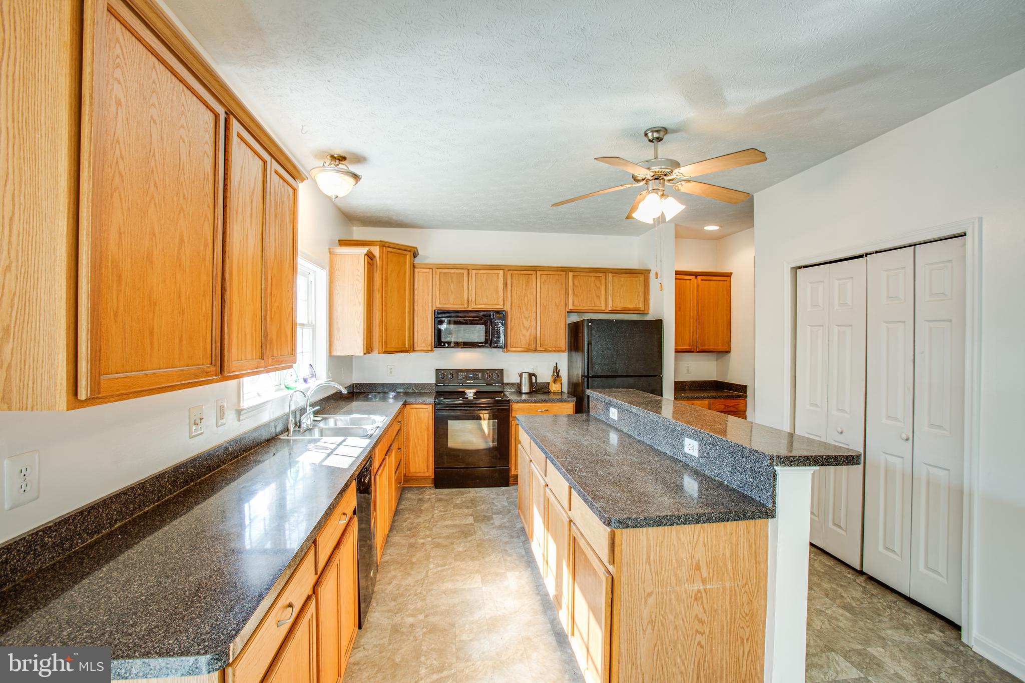 35258 Pheasant Ridge Road Locust Grove, VA 22508 - Photo 9 of 51 Kitchen with ample counter and pantry space