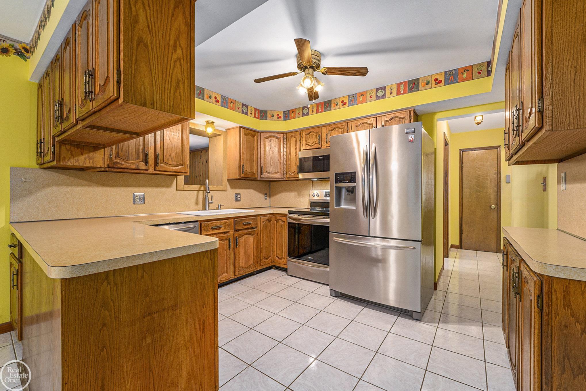 16046 Stephens Road Eastpointe, MI 48021 - Photo 12 of 32 50162296-CA347E31-03B2-4E62-9707-BFBB947AF91D.JPG