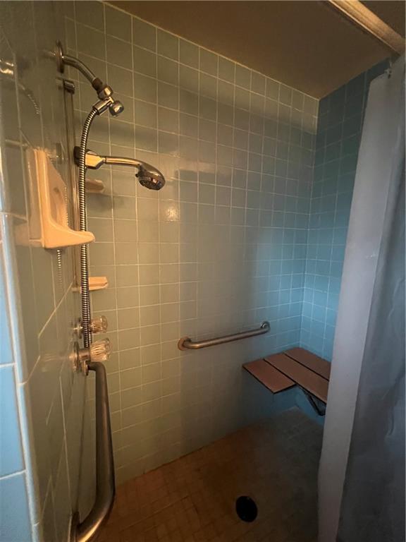 286 East Main Street Mount Pleasant, PA 15666 - Photo 13 of 30 a bathroom with a shower