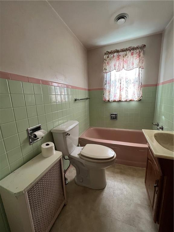286 East Main Street Mount Pleasant, PA 15666 - Photo 19 of 30 a bathroom with a sink a toilet and tub