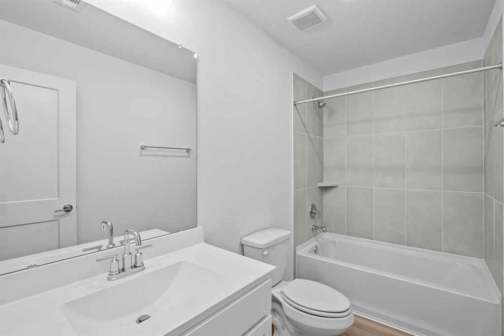 562 Bluebell Maiden Court Magnolia, TX 77354 - Photo 5 of 13 a bathroom with a sink toilet and a bathtub