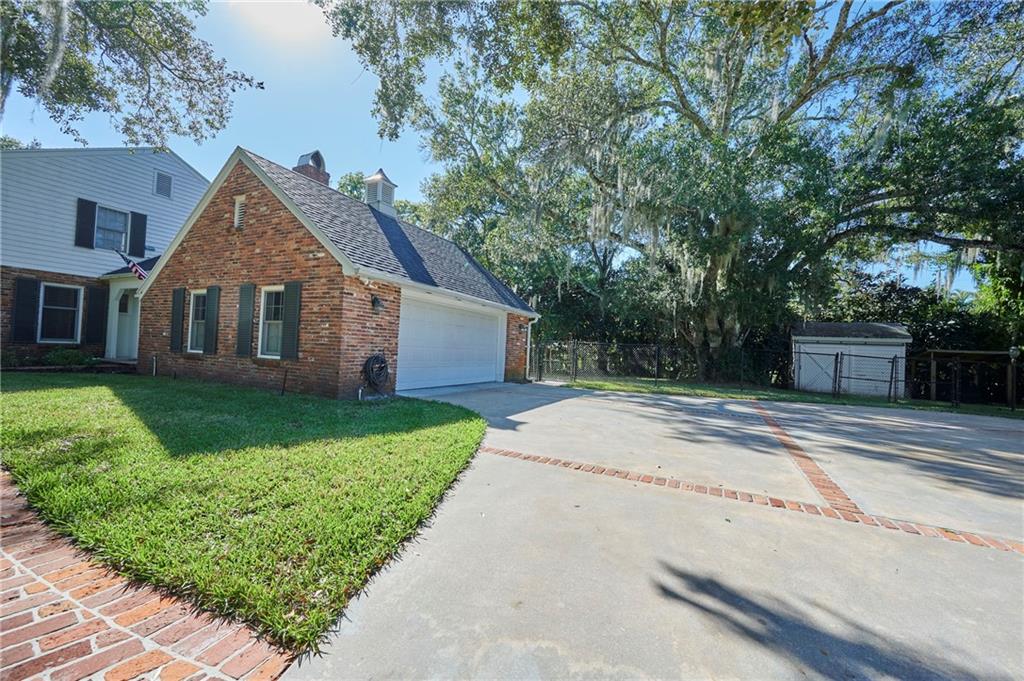 1565 48th Avenue Vero Beach, FL 32966 - Photo 3 of 34 a front view of a house with a garden