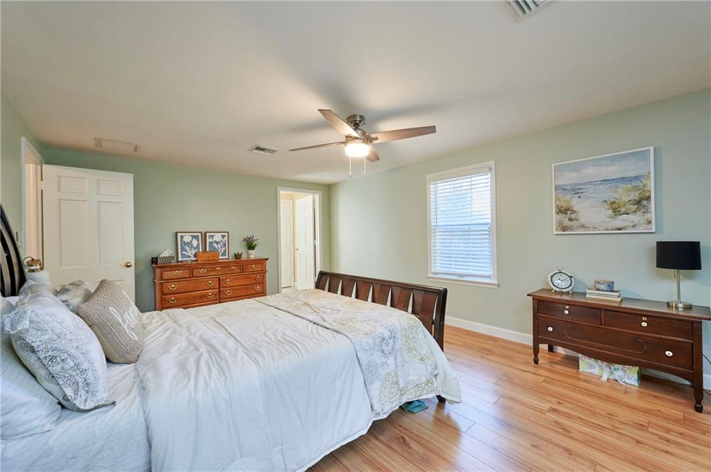 1565 48th Avenue Vero Beach, FL 32966 - Photo 30 of 34 a bedroom with a large bed and a window