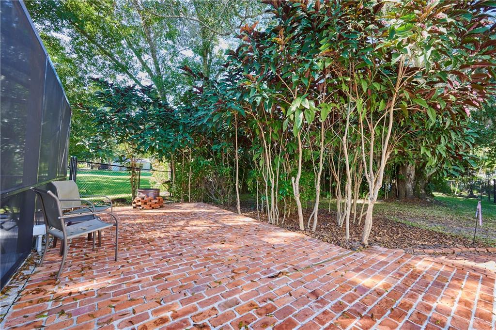 1565 48th Avenue Vero Beach, FL 32966 - Photo 6 of 34 a view of a backyard with sitting area